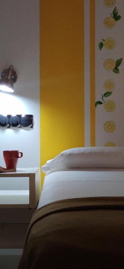 Hostal Santa Ana Colors มาดริด ภายนอก รูปภาพ