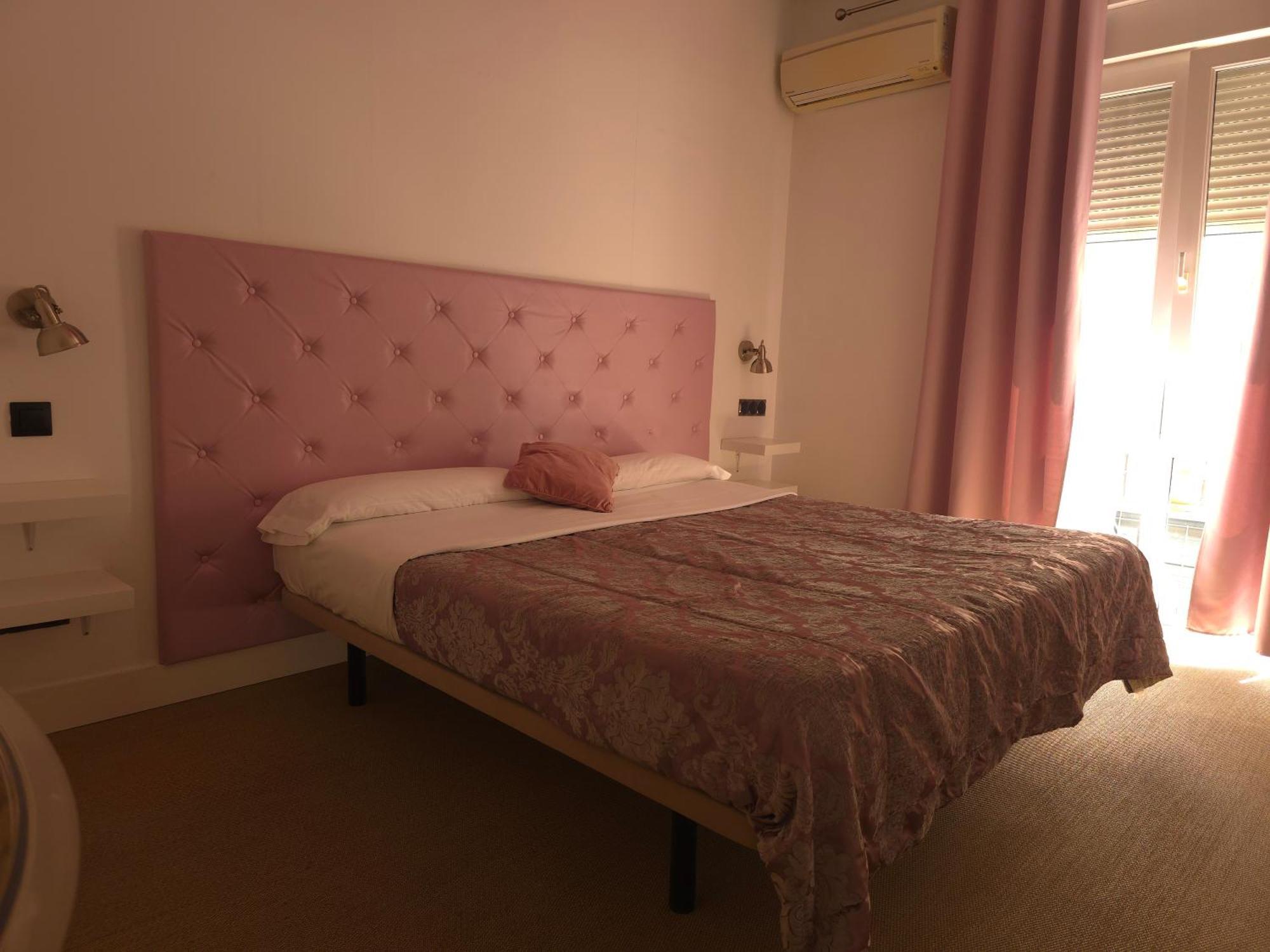 Hostal Santa Ana Colors มาดริด ภายนอก รูปภาพ