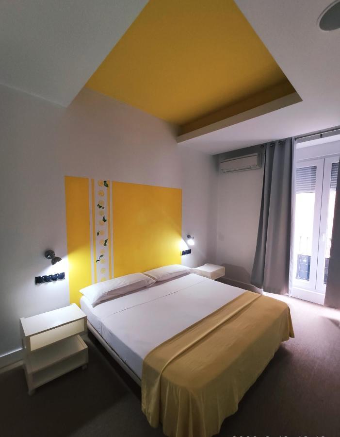 Hostal Santa Ana Colors มาดริด ภายนอก รูปภาพ