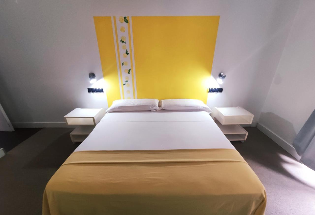 Hostal Santa Ana Colors มาดริด ภายนอก รูปภาพ
