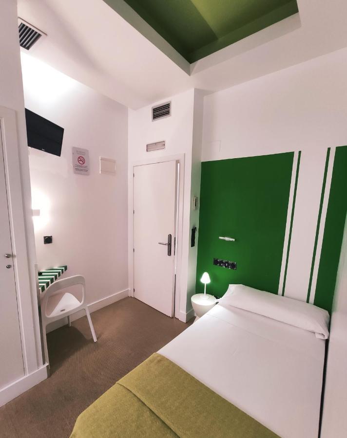 Hostal Santa Ana Colors มาดริด ภายนอก รูปภาพ