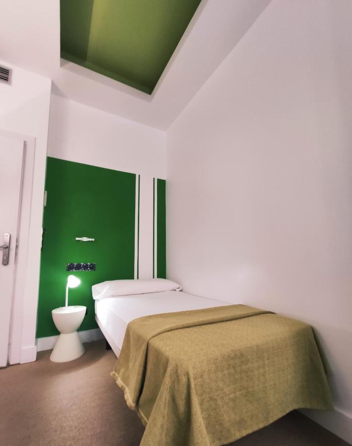Hostal Santa Ana Colors มาดริด ภายนอก รูปภาพ